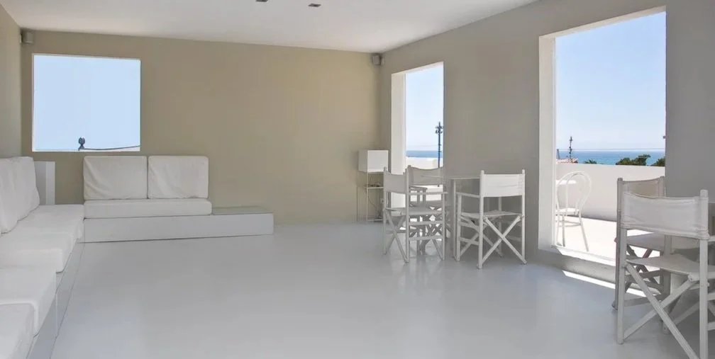 Espacio de eventos en terraza: luz natural y amplitud para encuentros.