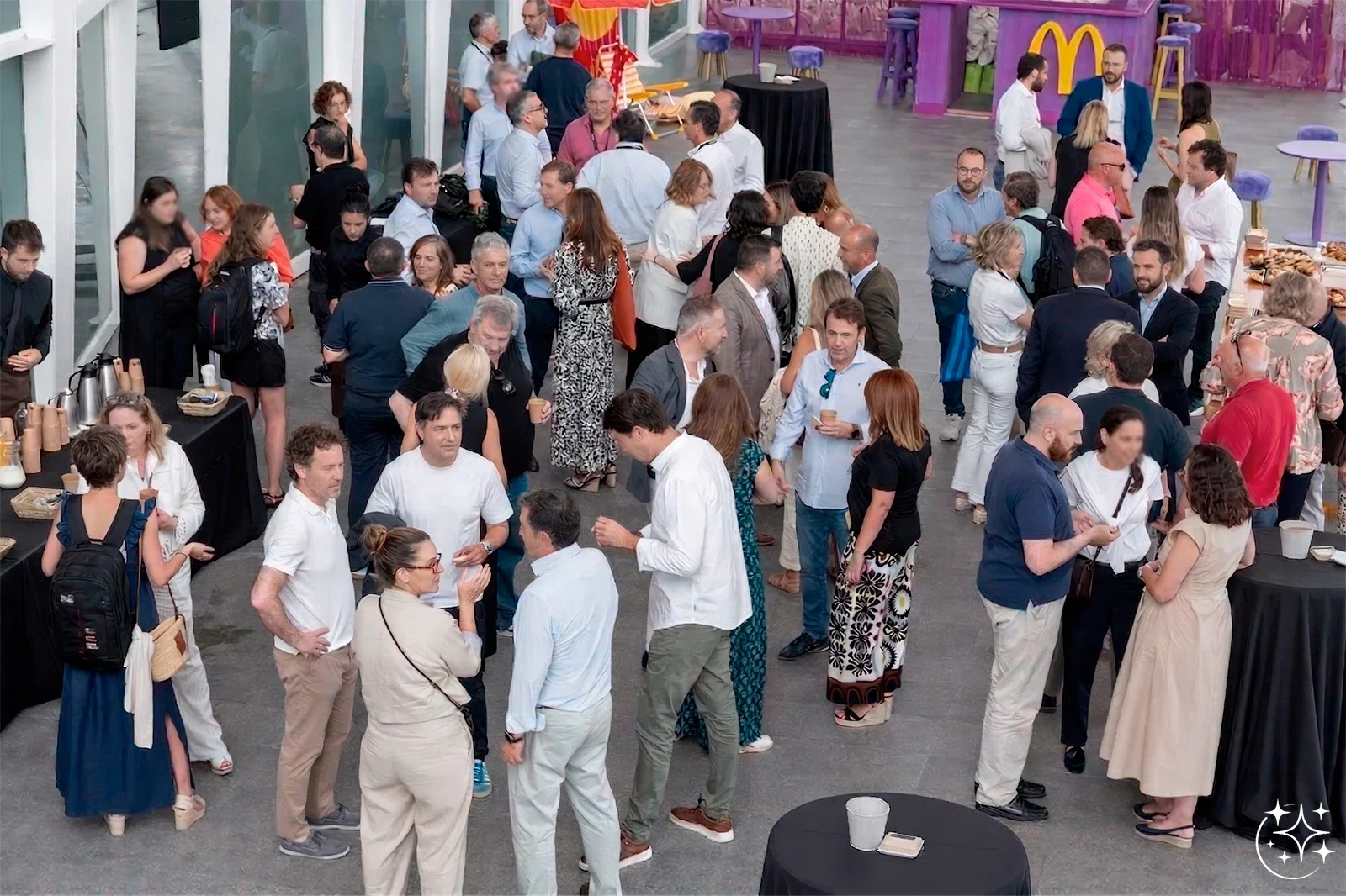 Inauguración corporativa en Valencia. Imagen anonimizada con IA para proteger la privacidad de las personas.
