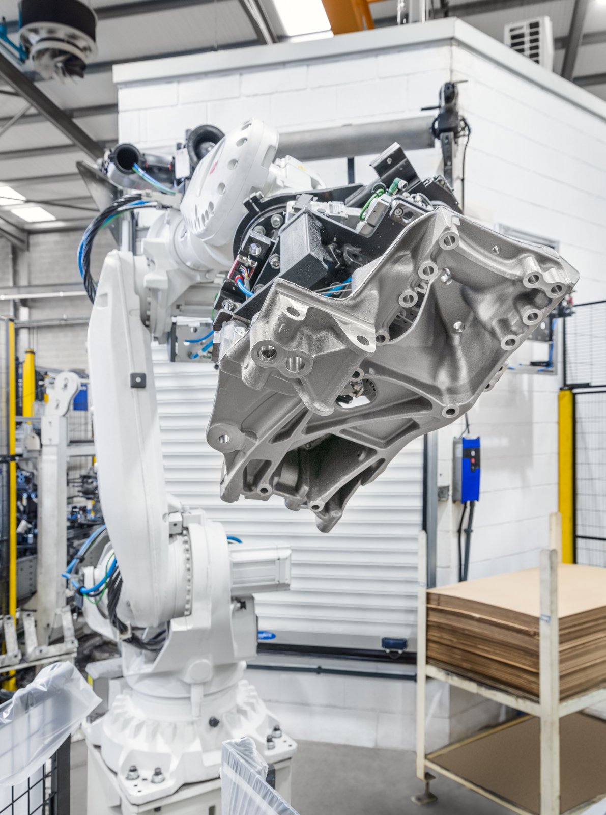 Robot de alta tecnología trabajando dentro de una máquina industrial, detalle de automatización y precisión.