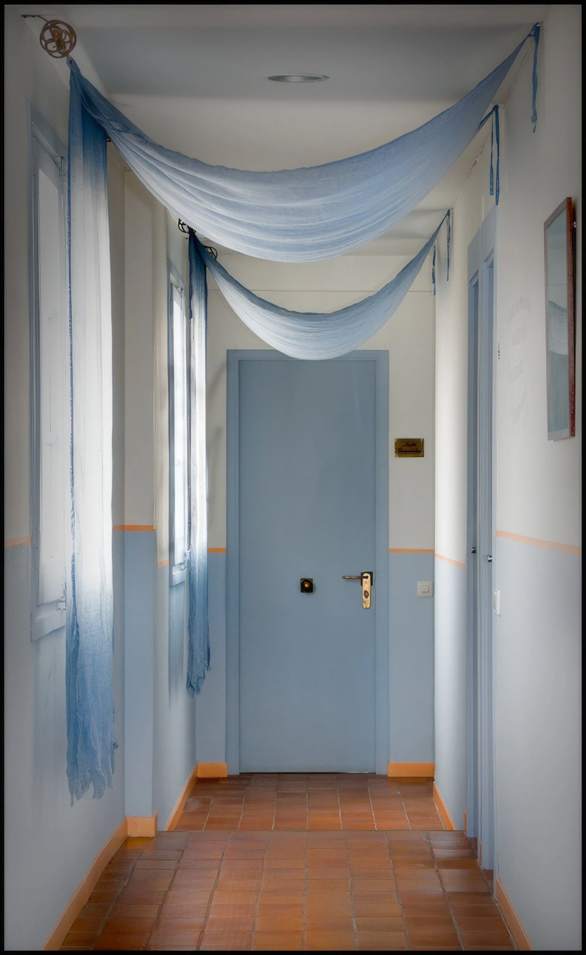 Fotografía vertical de interior en el Hotel César (Vilanova i la Geltrú), luz y altura para transmitir atmósfera y calma.