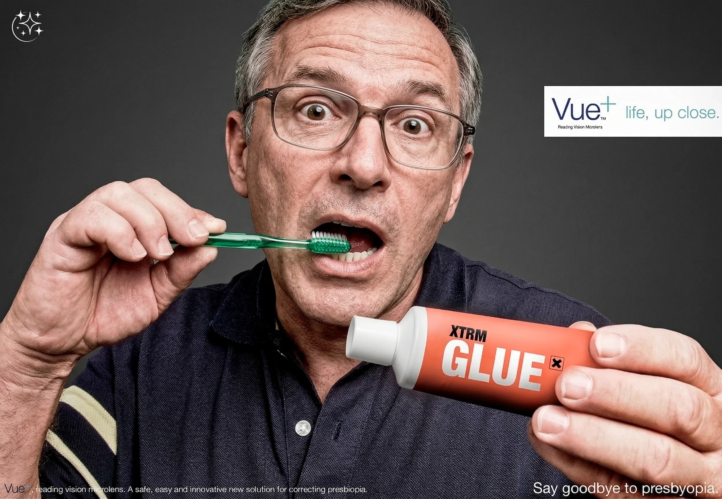 Fotografía publicitaria de retrato con hombre en primer plano, iluminación controlada y enfoque expresivo.