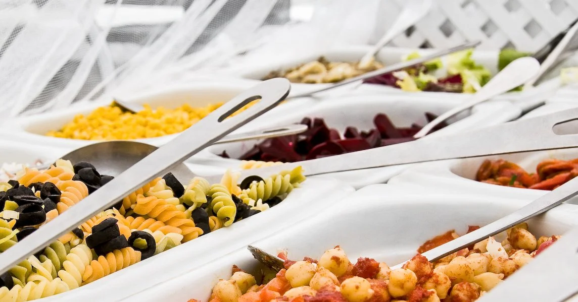 Buffet de ensaladas en terraza: frescura y experiencia de desayuno.