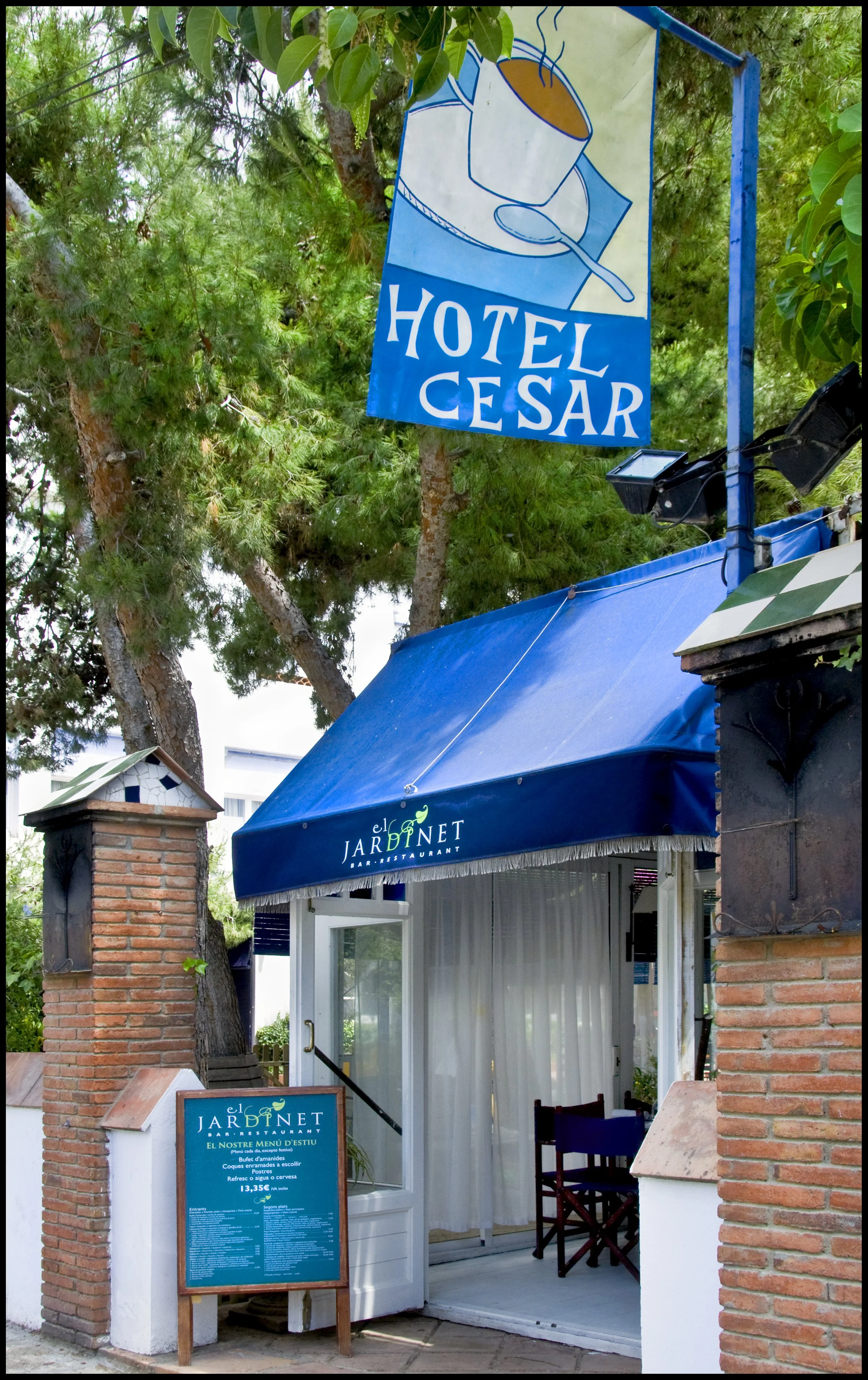 Entrada principal del Hotel César en Vilanova i la Geltrú con acceso al restaurante y jardín, fotografía de arquitectura para hospitality.