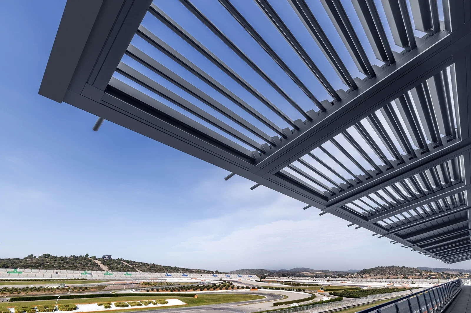 Fotografía contrapicada en detalle de pérgolas abiertas para Ke Outdoor Design en Circuito Ricardo Tormo de Cheste, valencia
