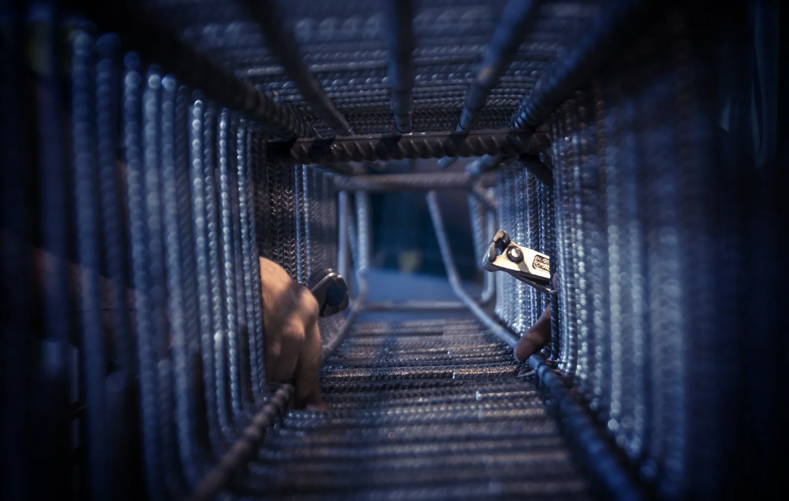 Fotografía de operarios montando ferrallas en fábrica