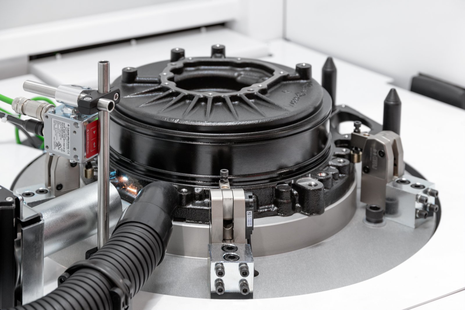 Detalle de proceso industrial en metal, con énfasis en superficies, materia y control del acabado.