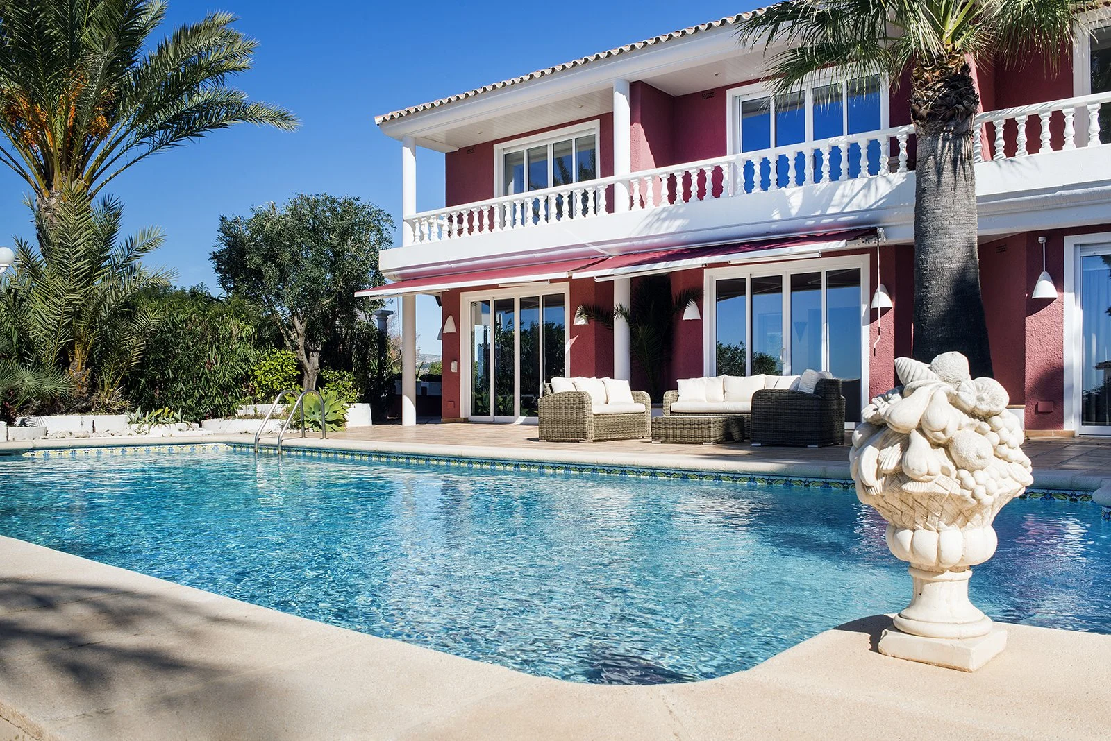 Hotel boutique mediterráneo con piscina, luz limpia y sensación de estancia.