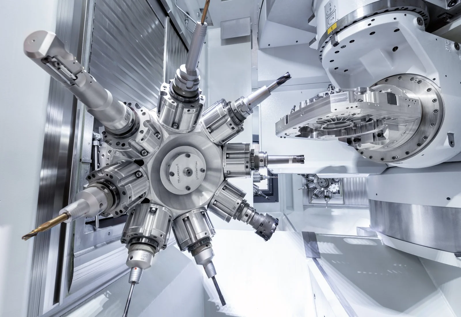 Robot de alta tecnología trabajando dentro de una máquina industrial, estética high-tech y entorno limpio.