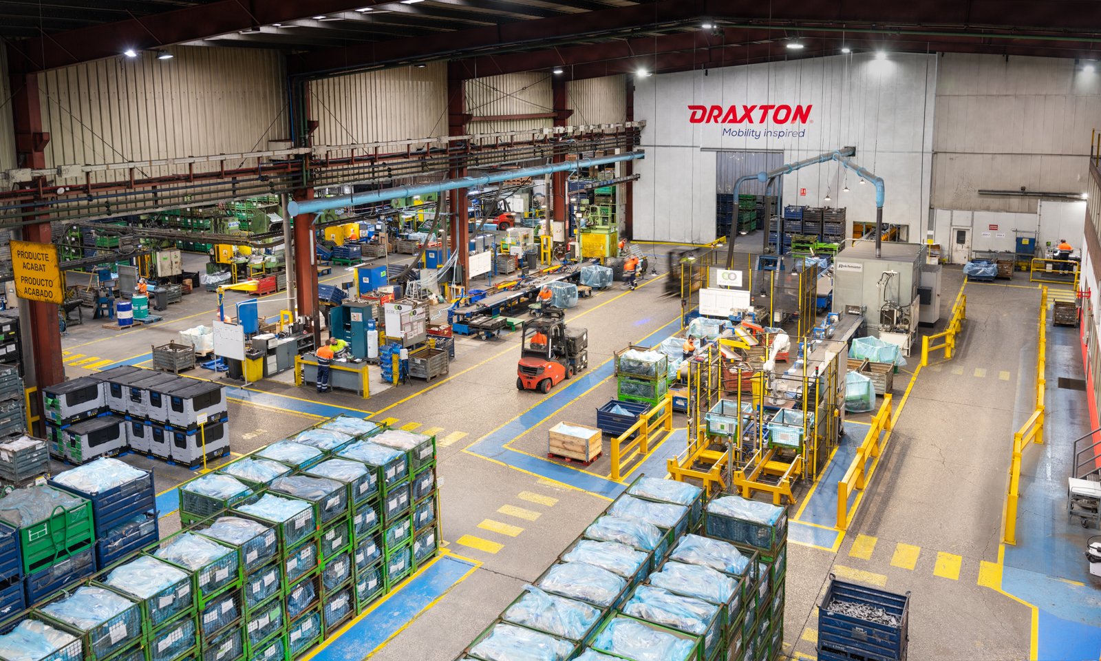 Vista general elevada del interior de la planta de Draxton, mostrando escala, orden y líneas de producción.