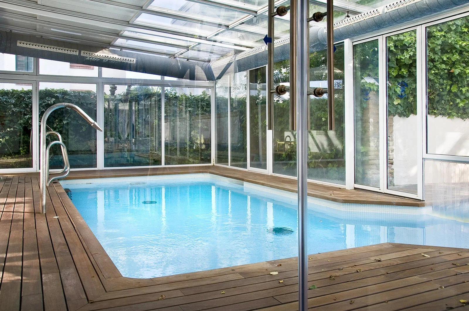 Piscina interior acristalada: bienestar, luz natural y silencio.