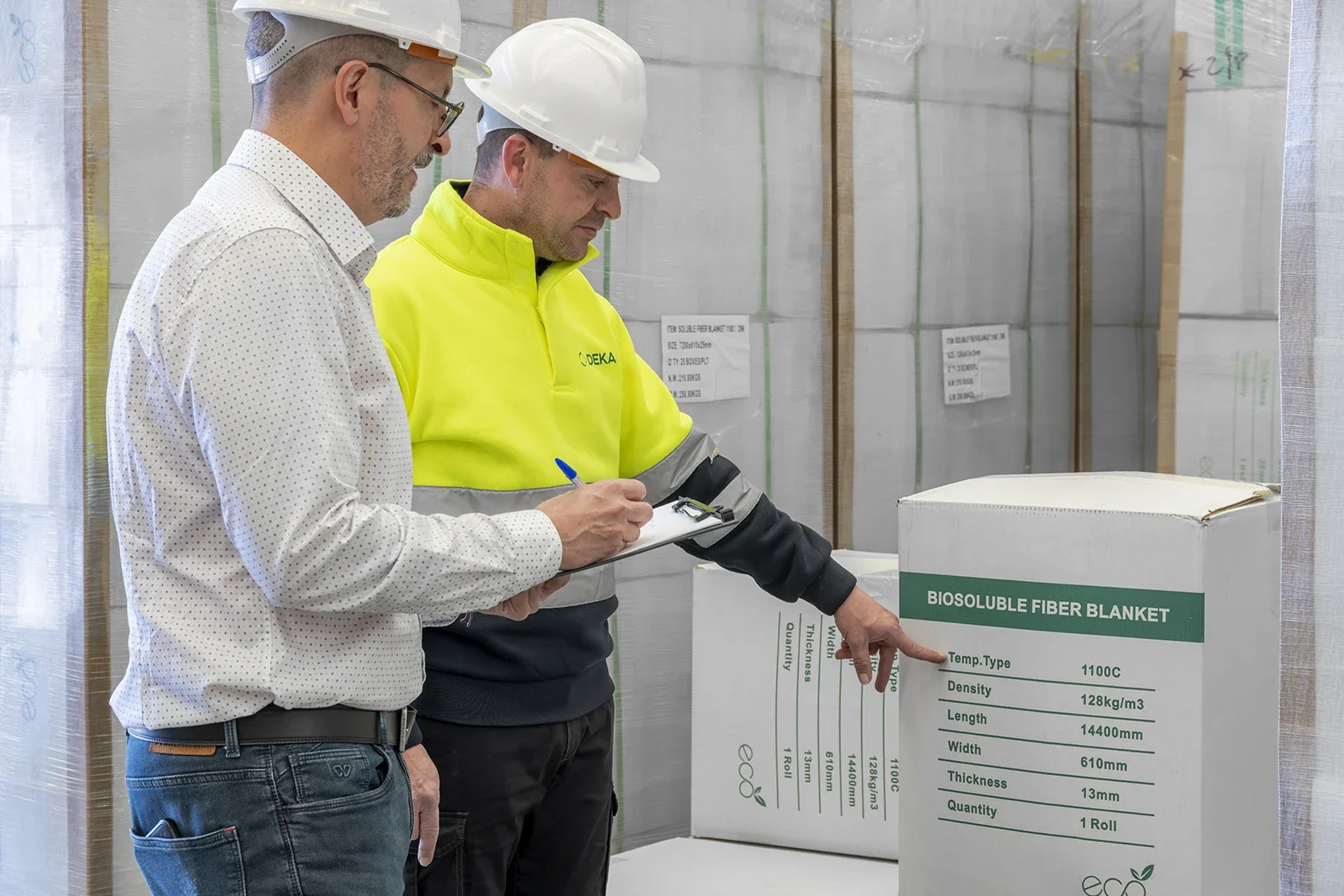 Fotografías de trabajadores en almacén logístico de DEKA Refractarios en Onda, Castellón.