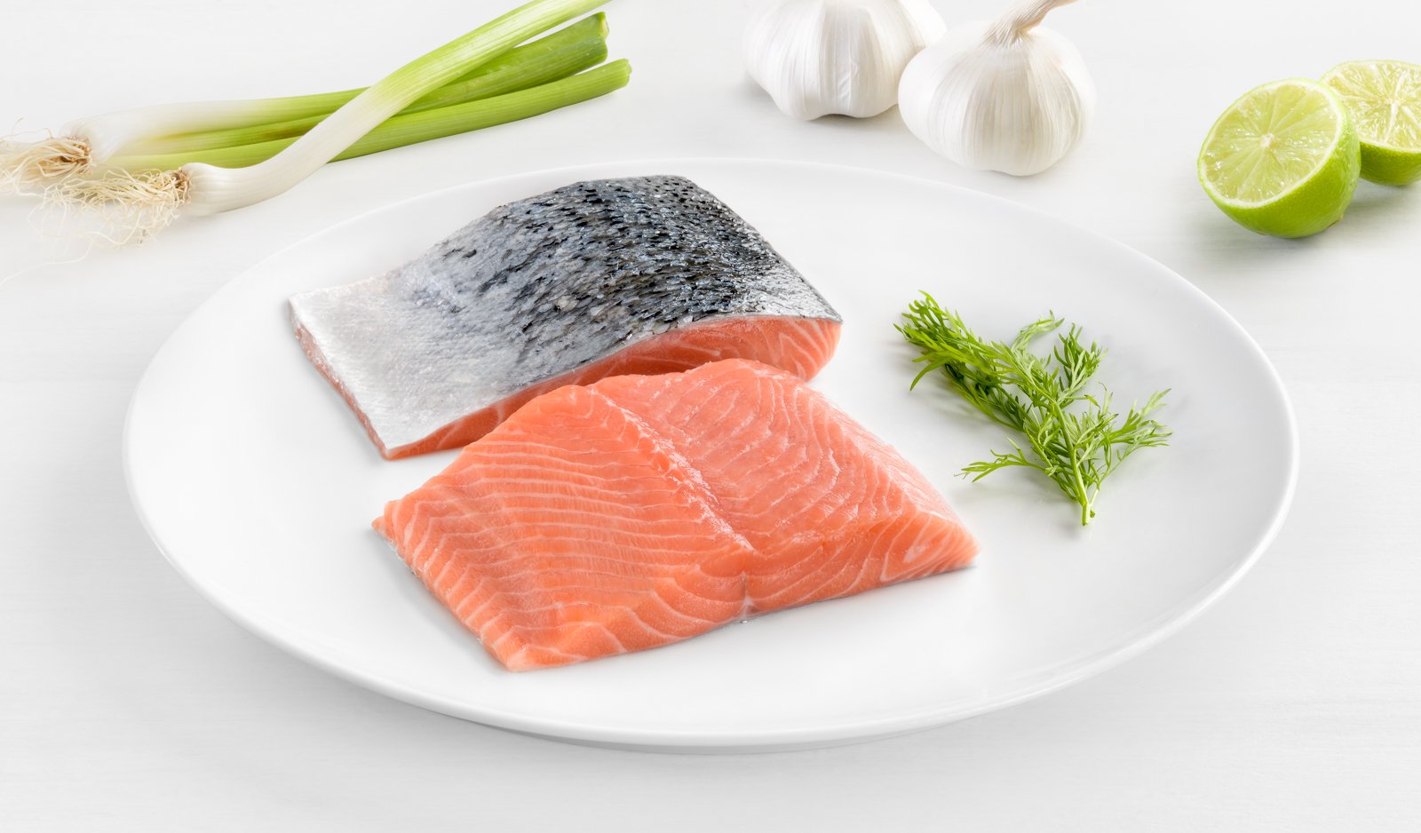 Porciones de salmón Silomar emplatadas, fotografía de producto del mar para campaña.