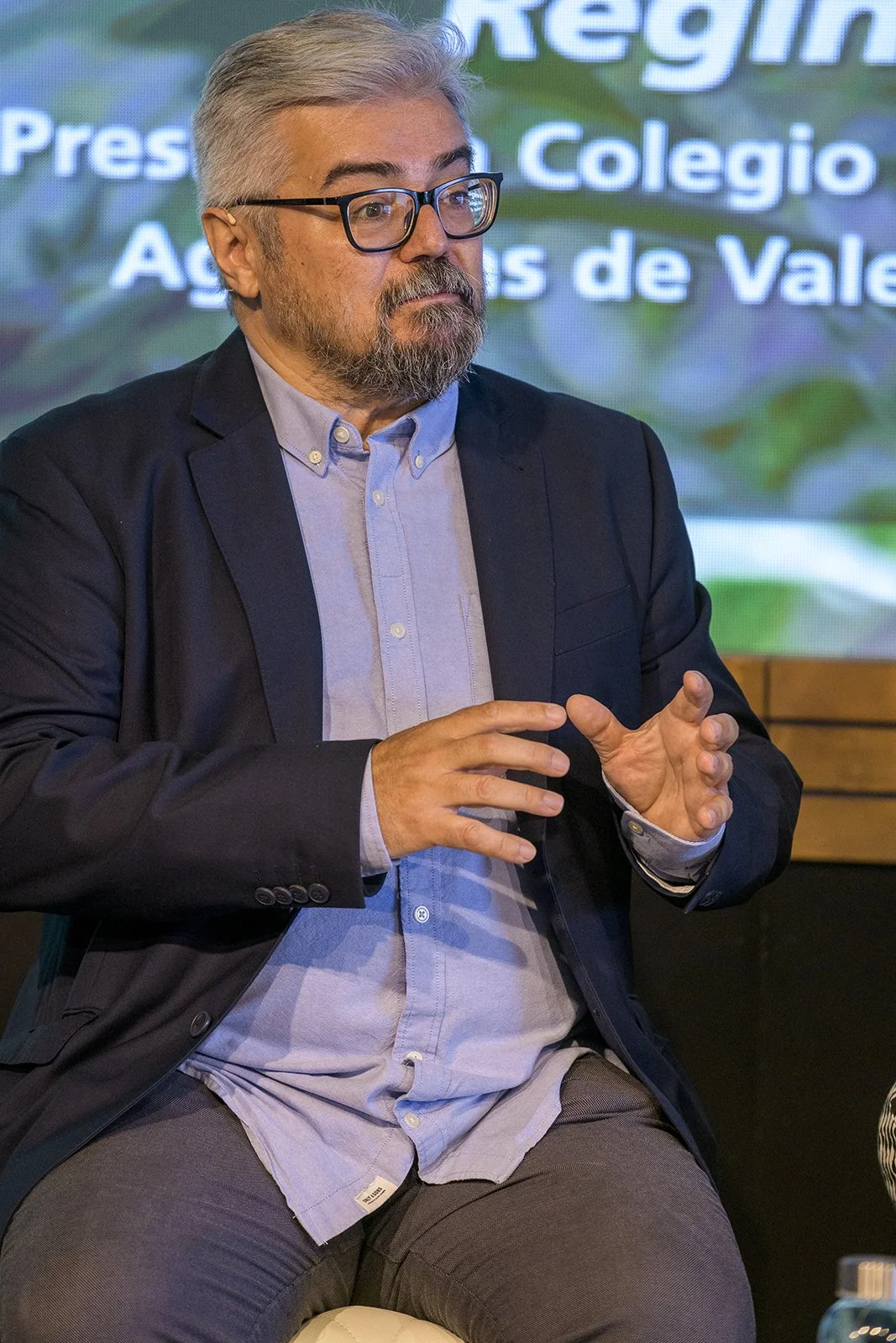 Fotografía de ponente en evento institucional