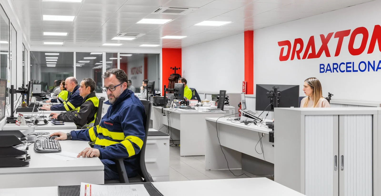 Equipo en oficinas de Draxton trabajando en entorno corporativo, coordinación y actividad cotidiana.