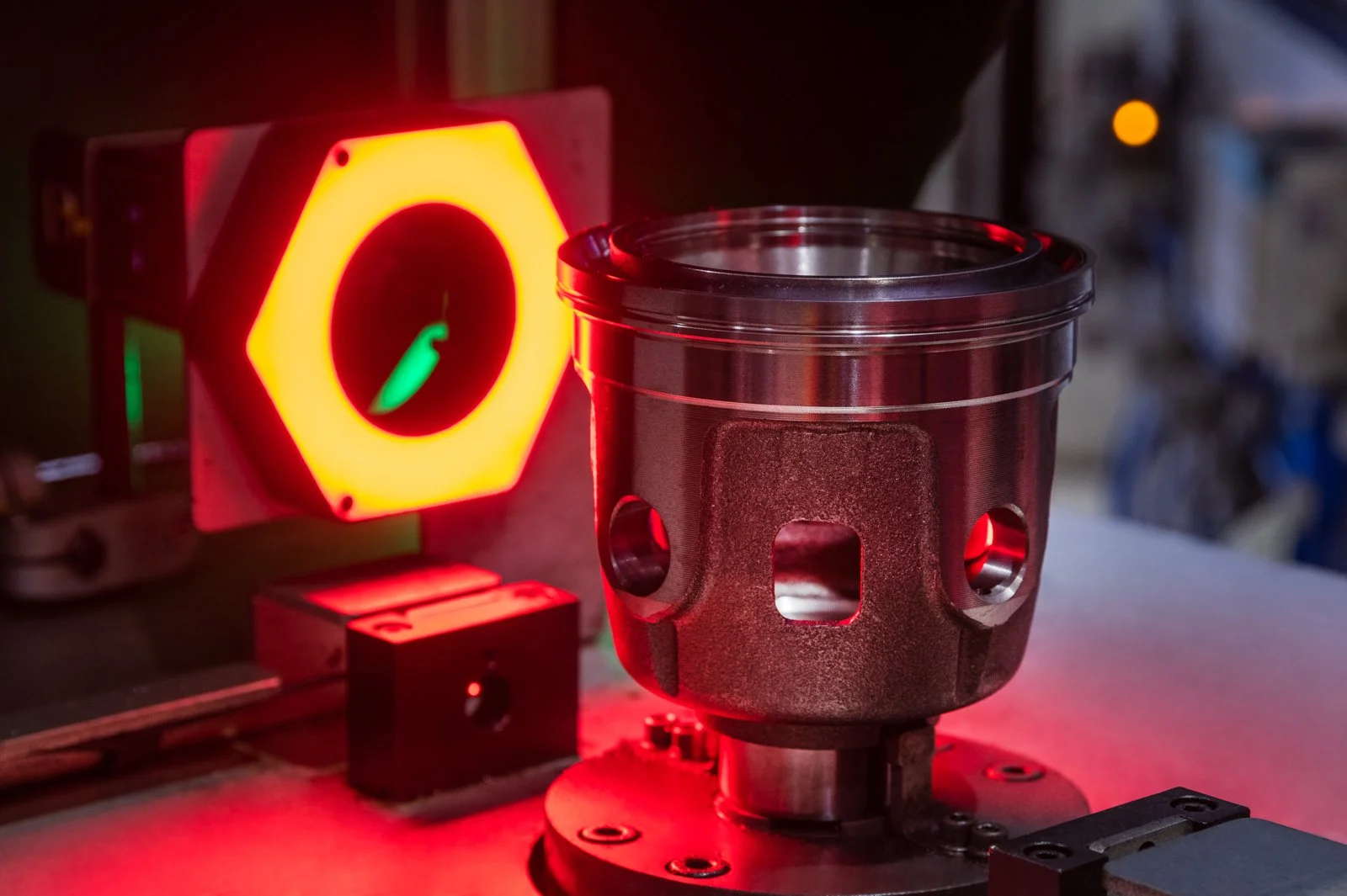 Detalle técnico de cabezal/herramienta robótica en proceso, mostrando precisión y componentes mecánicos.