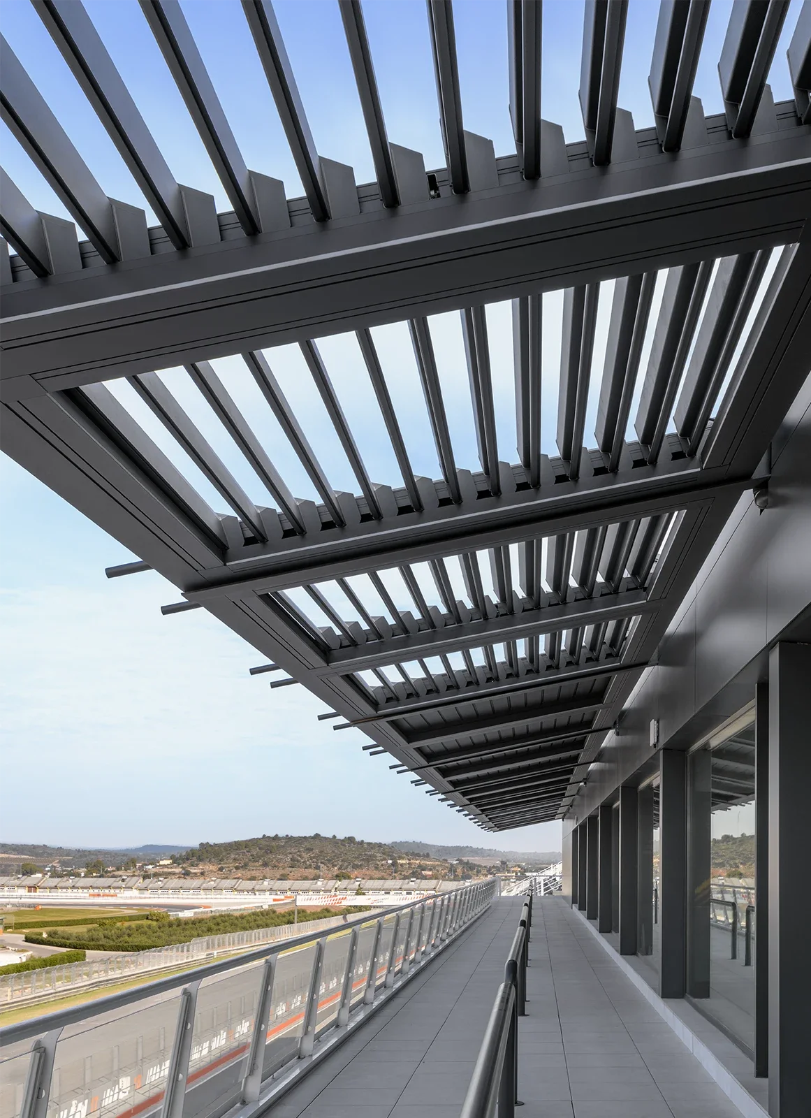 Fotografías de pérgolas abiertas de Ke Outdoor design en zona VIP del Circuito Ricardo Tormo de Valencia.