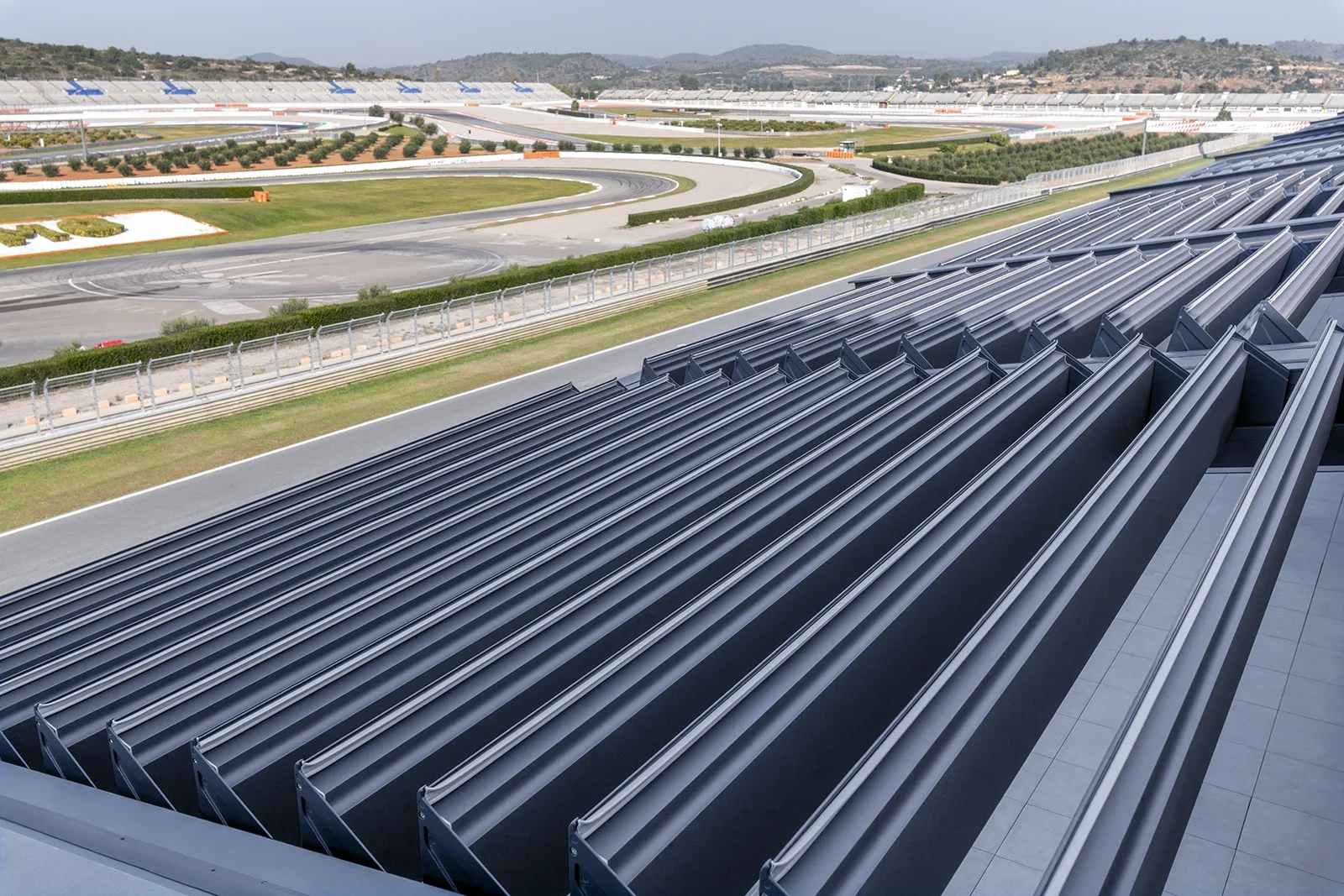 Fotografía de detalle de pégolas abiertas para Ke Outdoor Design en Circuito Ricardo Tormo de Cheste, valencia