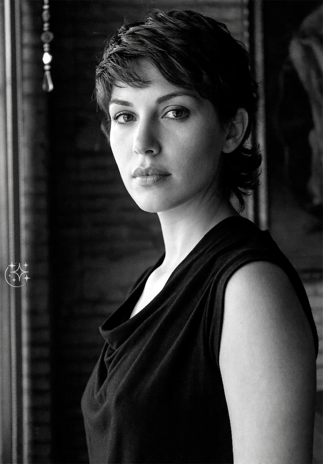 Fotografía de retrato y moda con iluminación cuidada y enfoque expresivo aplicado a marca.