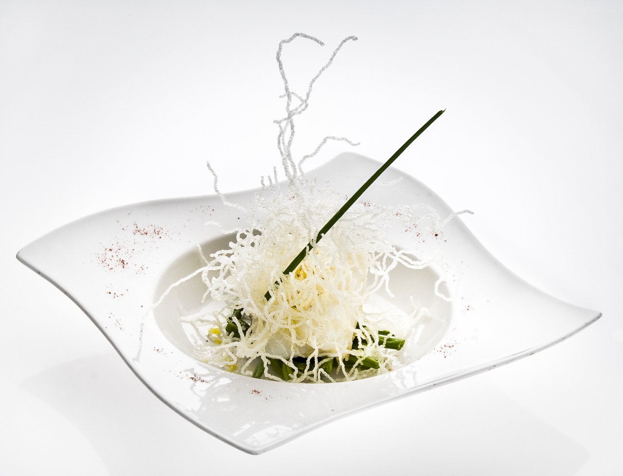 Bacalao emplatado con crujiente vertical en el restaurante del Hotel César (Vilanova i la Geltrú), fotografía gastronómica de detalle.