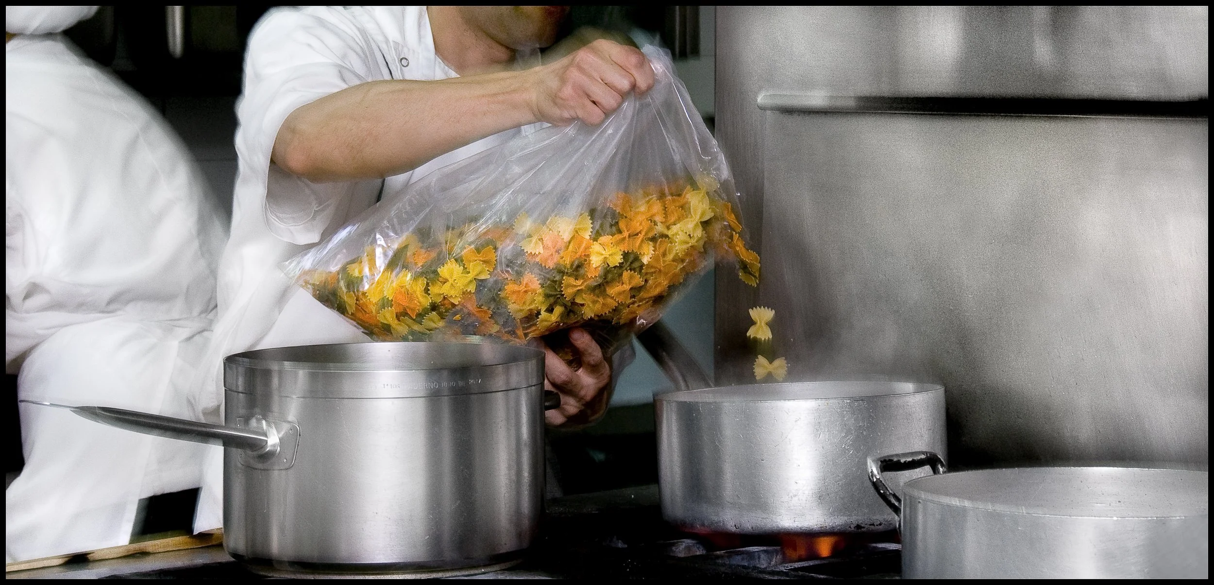 Pasta en cocina: movimiento, vapor y cocina viva.