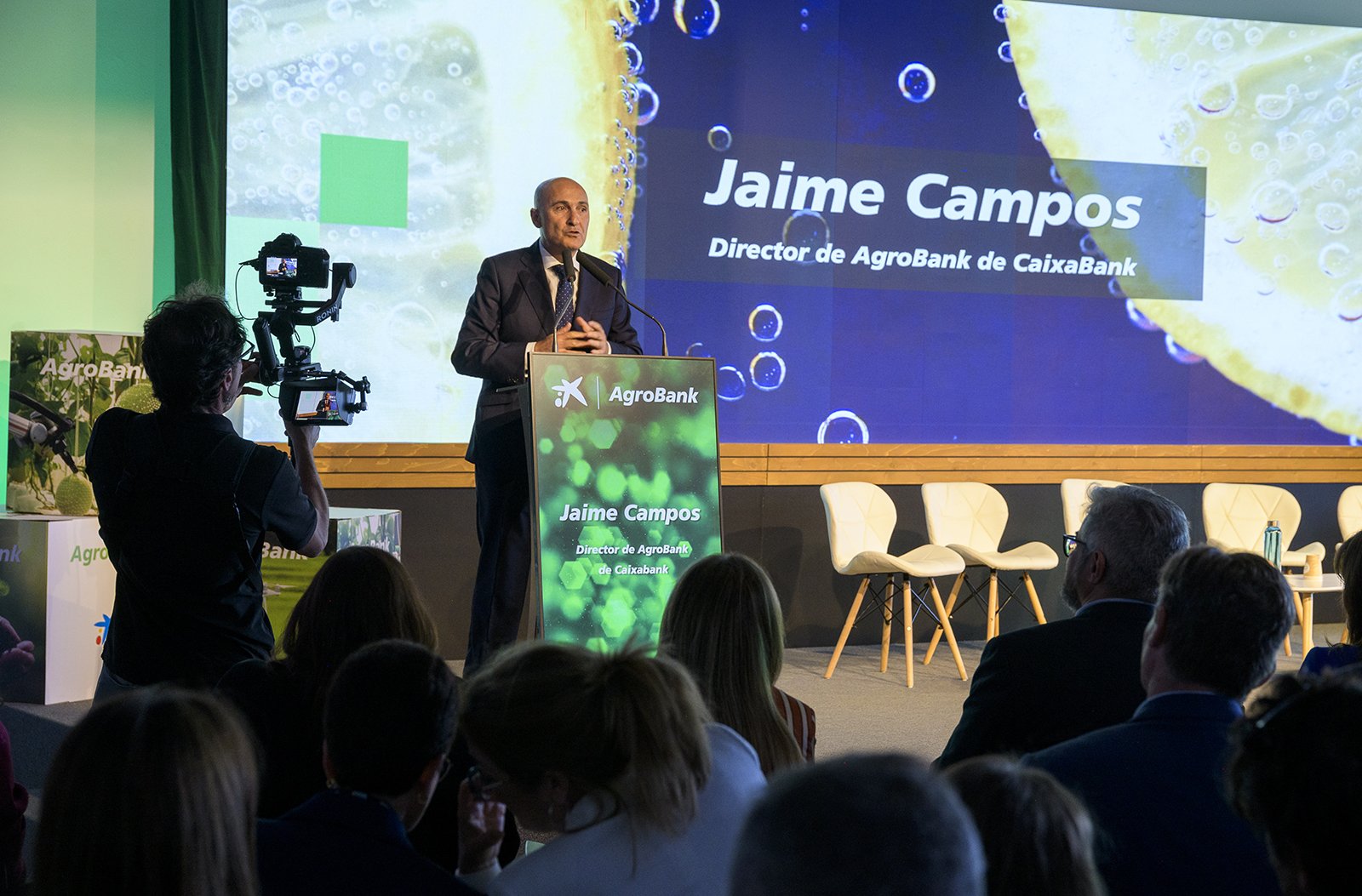 Fotografía de director en evento institucional