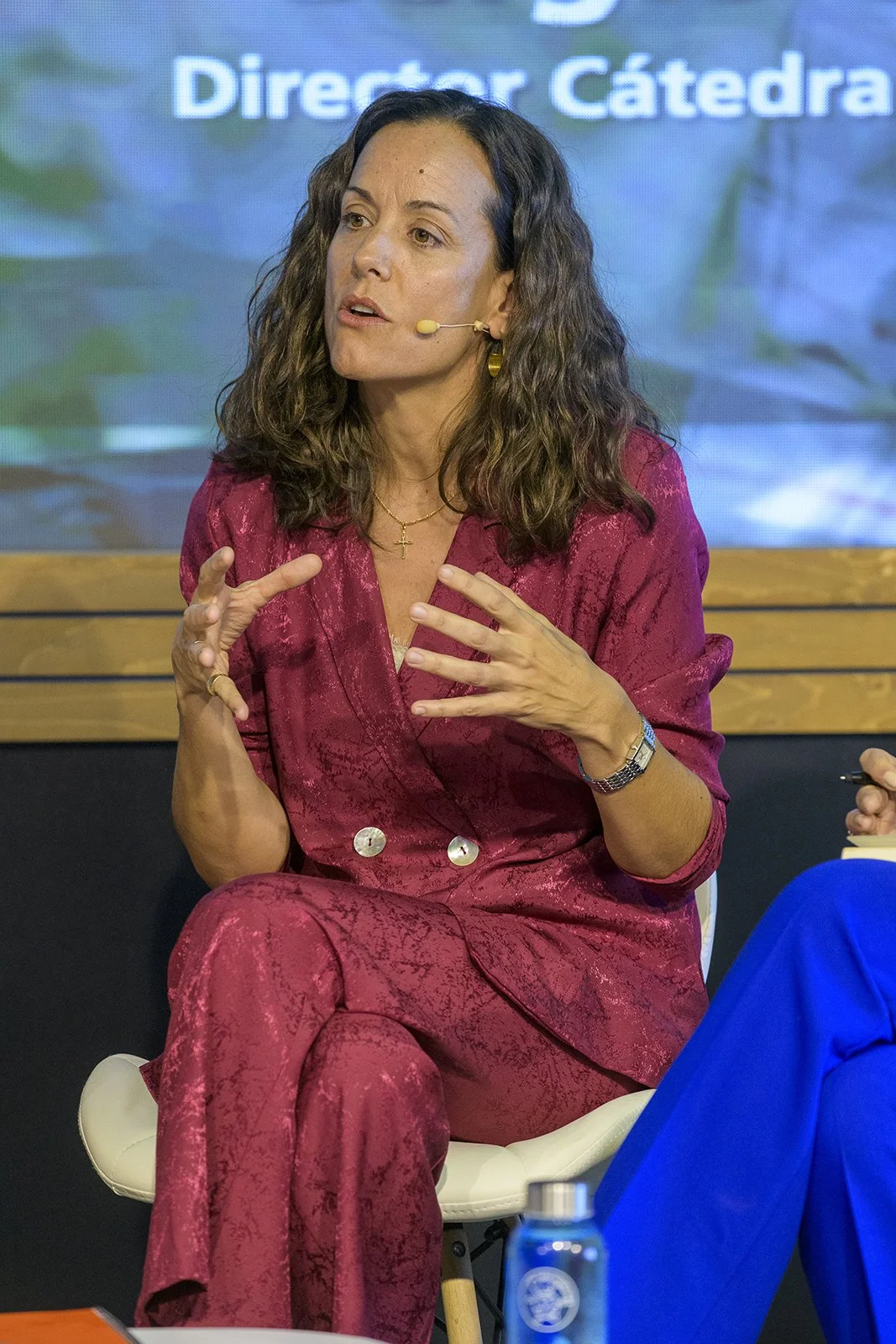 Fotografía de detalle de marca institucional