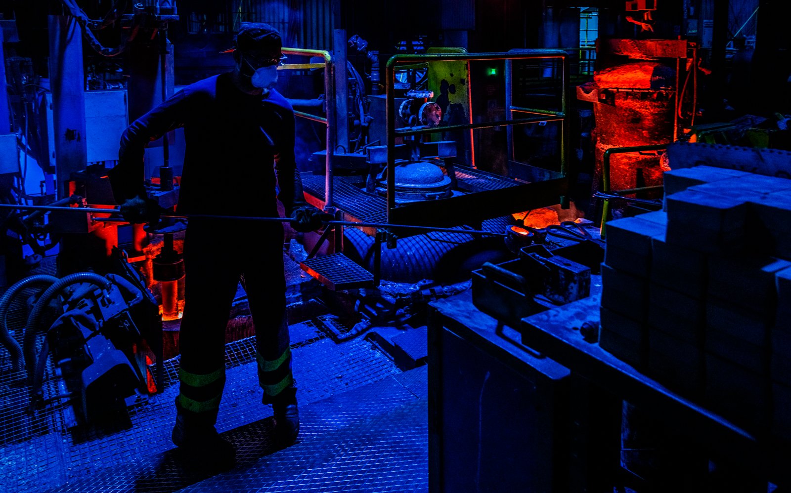 Detalle de la zona de fundición en Draxton, con materia y proceso industrial captados con carácter.