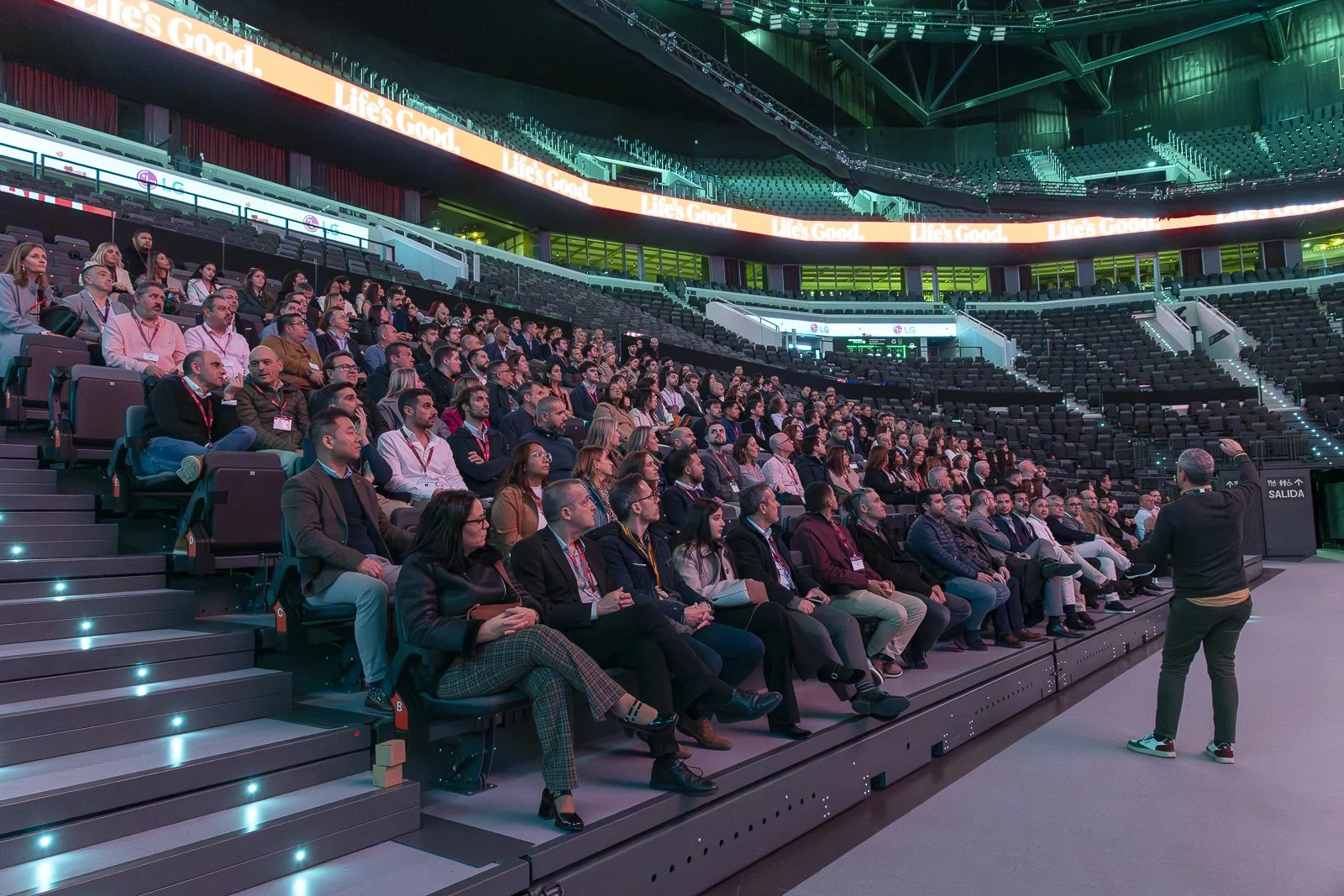 Fotografía de asistentes a acto de marca