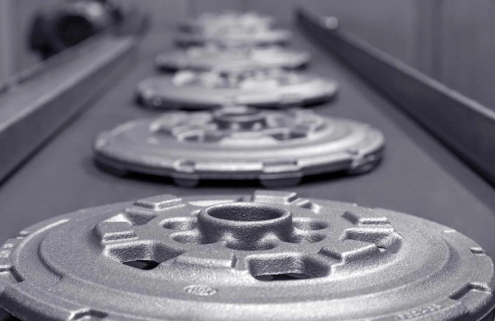 Detalle macro de una pieza metálica terminada, textura de material y acabado uniforme.