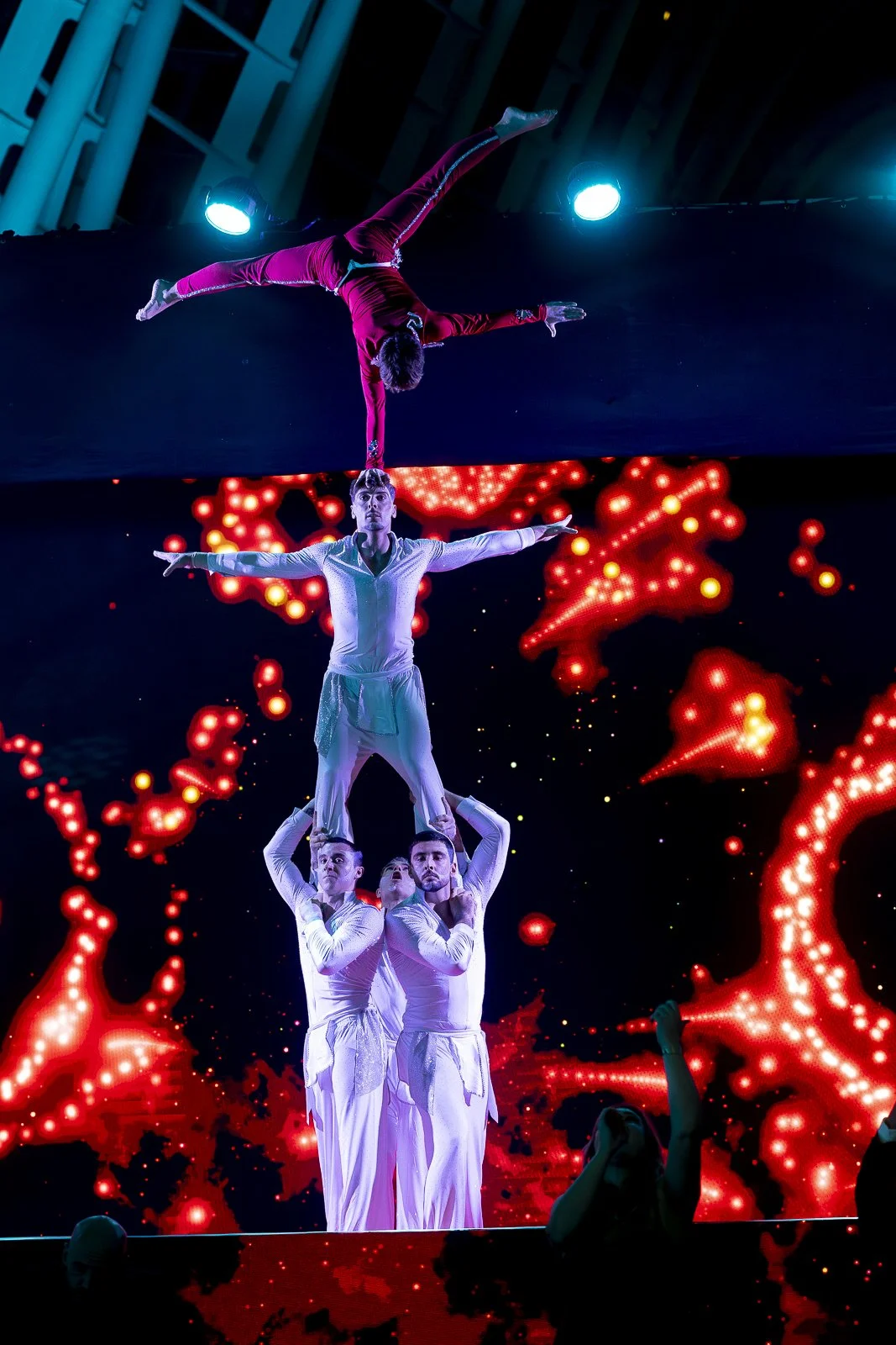 Fotografía de detalle escénico en evento institucional