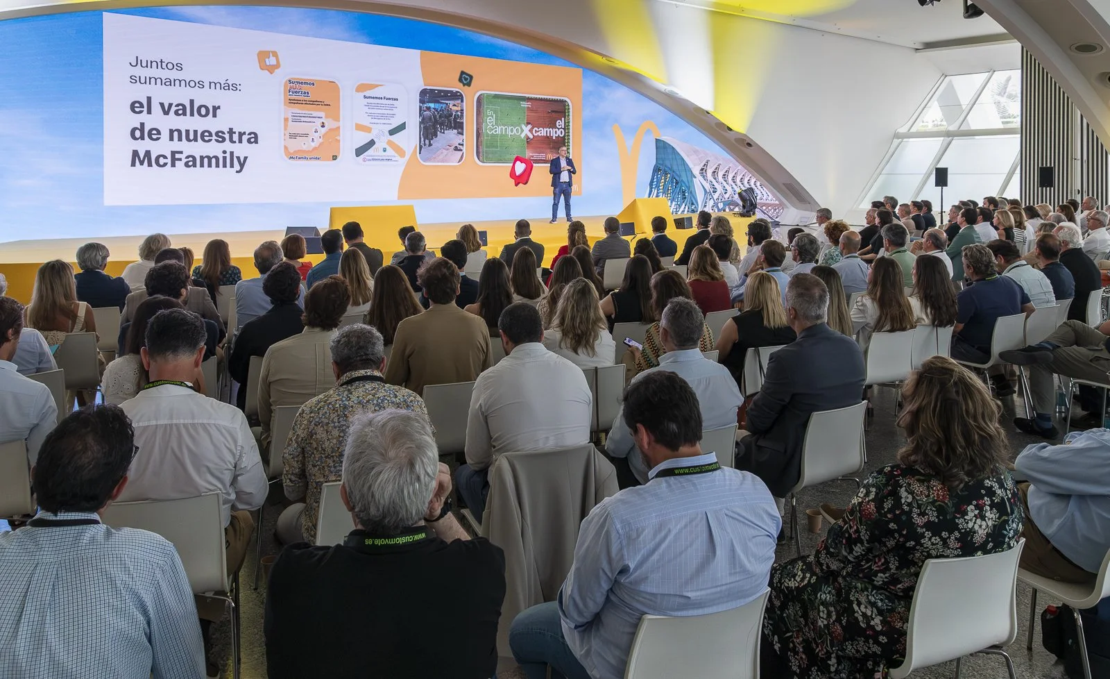 Fotografía de ambiente y público en evento de empresa