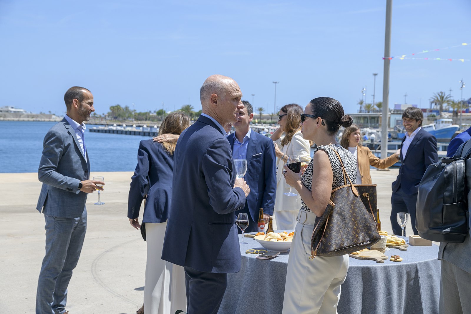 Fotografía de público y asistentes en evento institucional