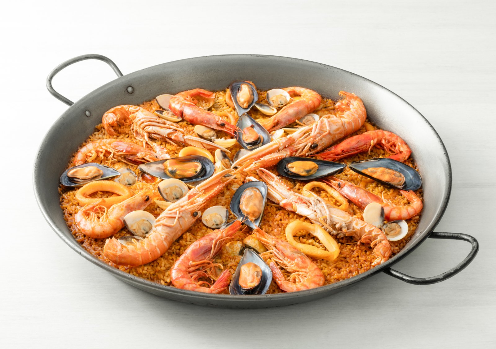 Paella Silomar cocinada en pallera, fotografía gastronómica para campaña y comunicación de marca.