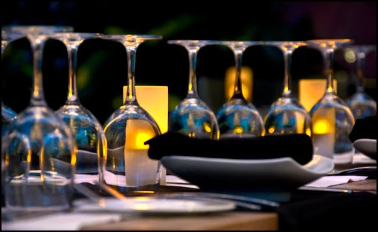 Cena al aire libre: velas, noche y atmósfera.