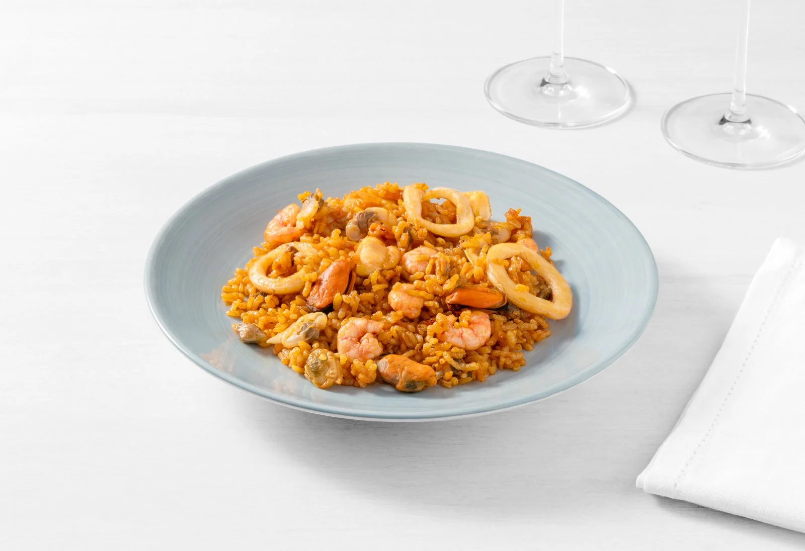 Emplatado de paella señoret Silomar, fotografía de alimentación para uso en catálogo y campaña.