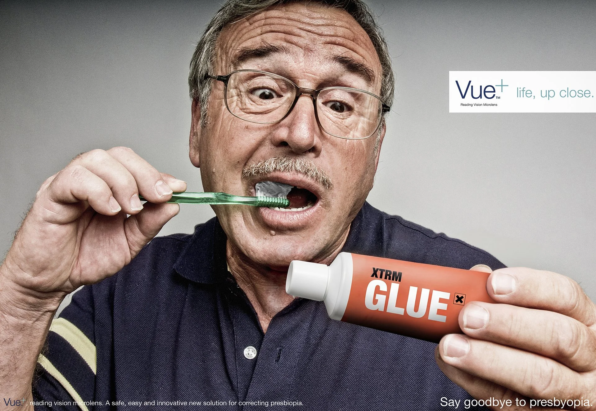 Fotografía publicitaria de retrato con hombre en primer plano, iluminación controlada y enfoque expresivo.