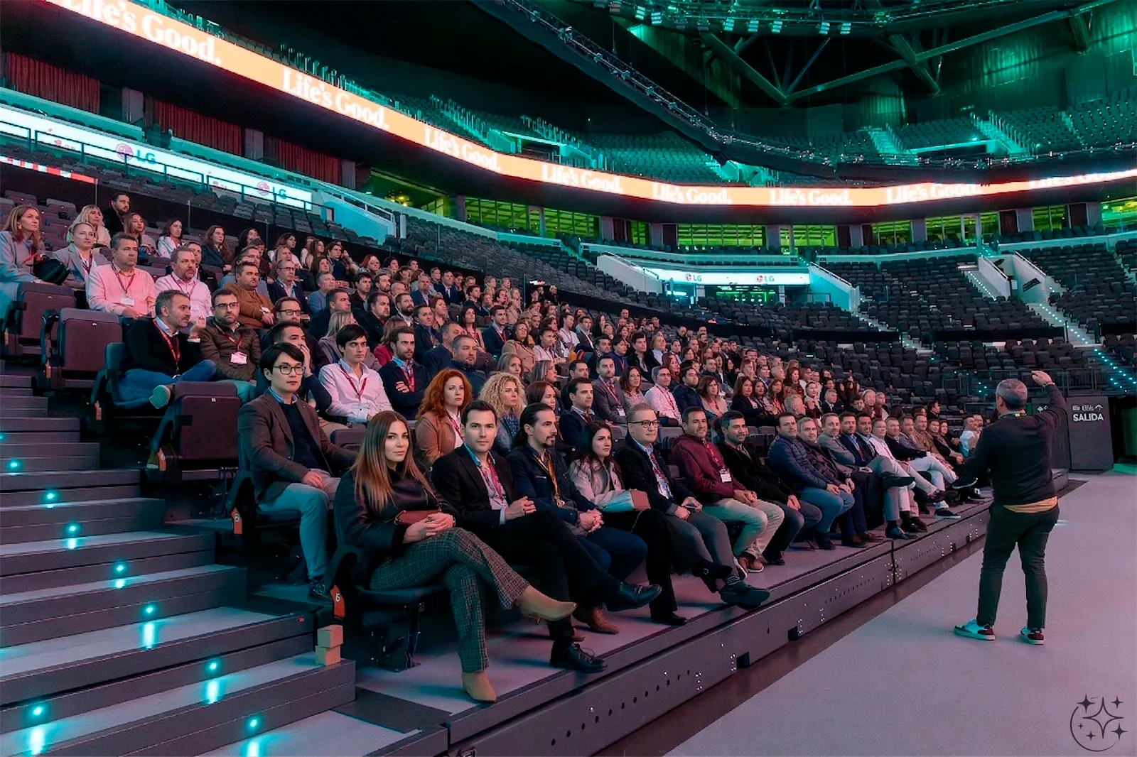 Asistentes en evento de marca en el Roig Arena de Valencia. Imagen anonimizada con IA para proteger la privacidad de las personas.