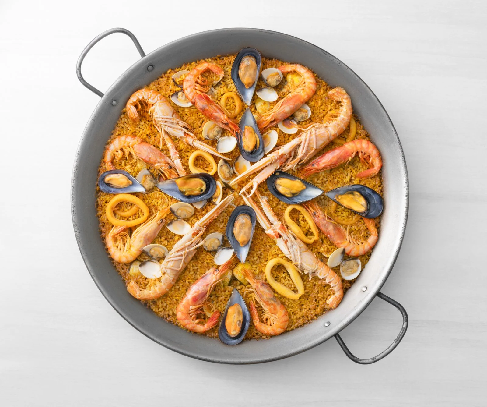 Paella de marisco Silomar en pallera, fotografía de producto del mar para campaña.