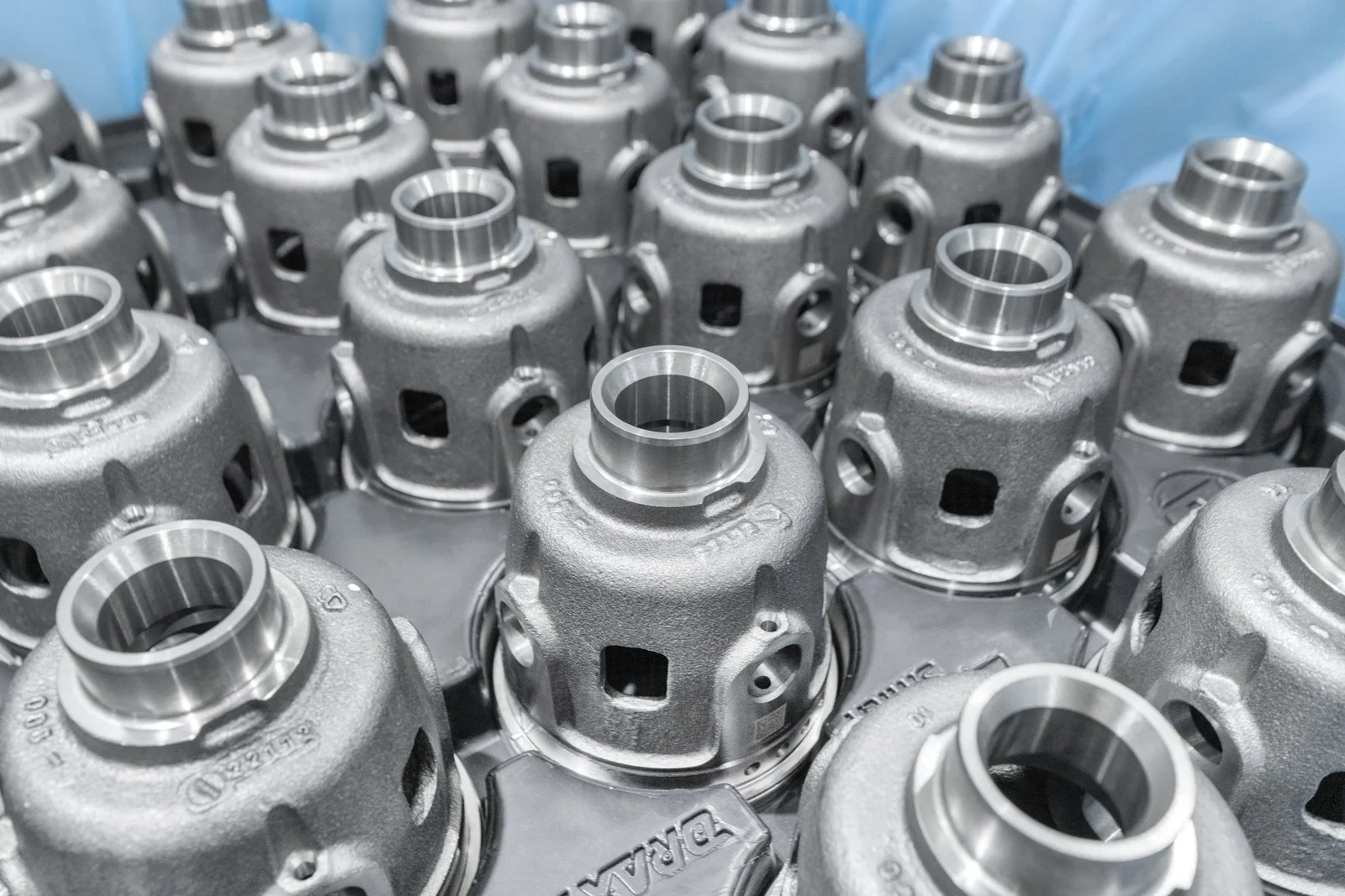 Conjunto de piezas metálicas acabadas fotografiadas de cerca, mostrando volumen, repetición y consistencia.