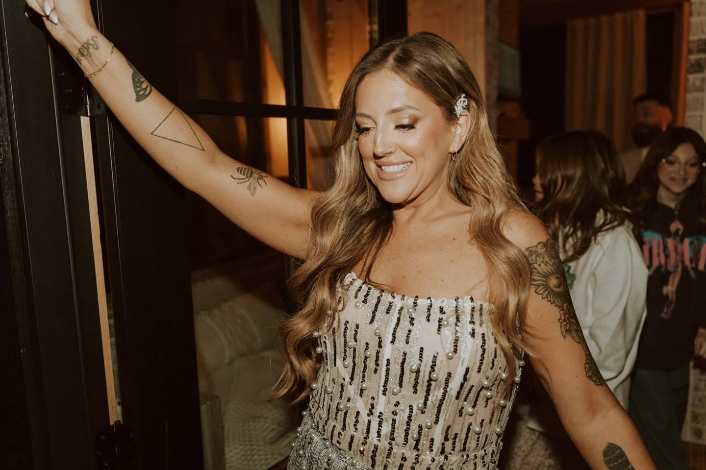 Raise your hand if you&rsquo;re walking into the new year bronzed 🙋&zwj;♀️ And if your hand isn&rsquo;t raised, don&rsquo;t worry&hellip; message me today at 850.979.5354 to book your mobile Elite Spray Tan! 
#spraytanrosemarybeach #spraytan30a #30a