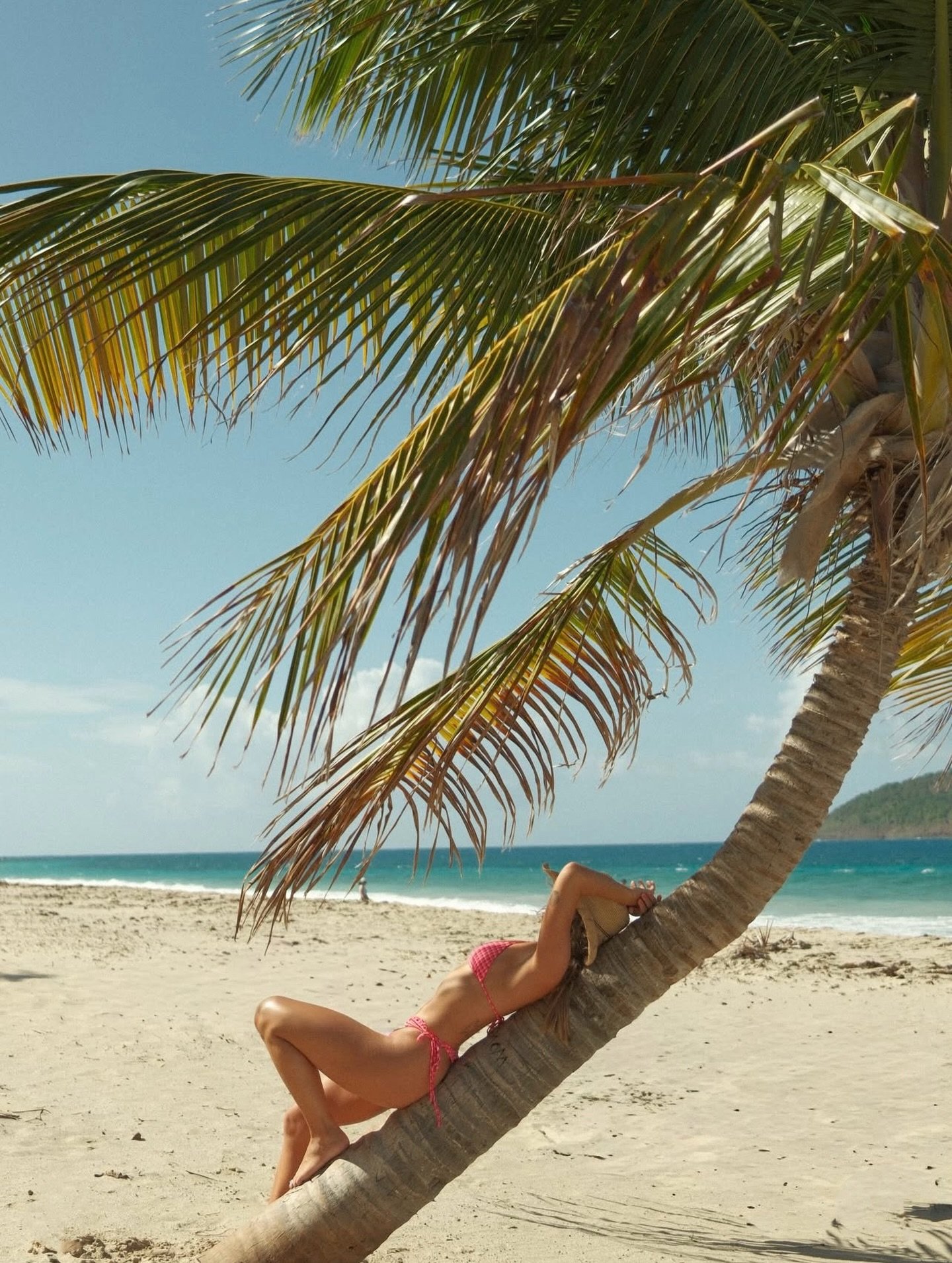 The only way to show up to vacation&hellip; is looking like you just got back from one. ✨ Book your mobile Elite Spray Tan today! 850.979.5354 
#spraytandestin #spraytanpcb #spraytan30a #spraytanmiramarbeach