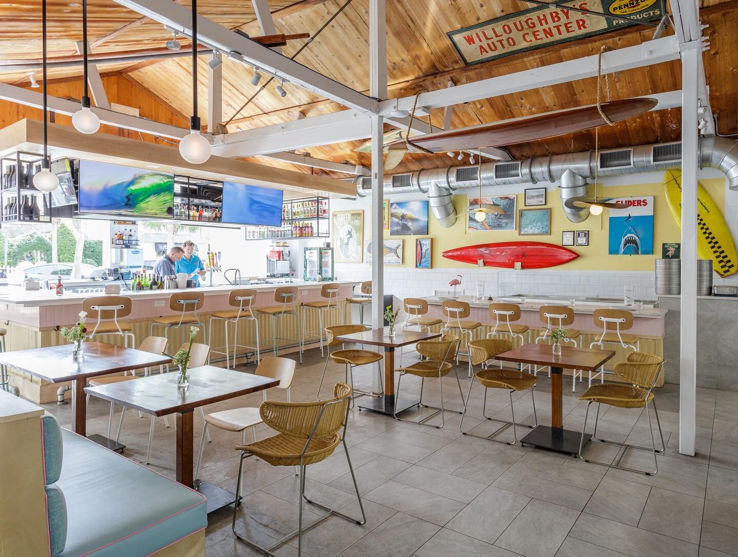 Barefoot elegance at its finest! A couple of wide shots of @slidersoysterbar we haven&rsquo;t shared yet. Still so in love the old meets new vibe here! 

Photo: @jessiepreza 

#interiordesign #interiordesigner #restaurantdesign #resturantstyle #inter