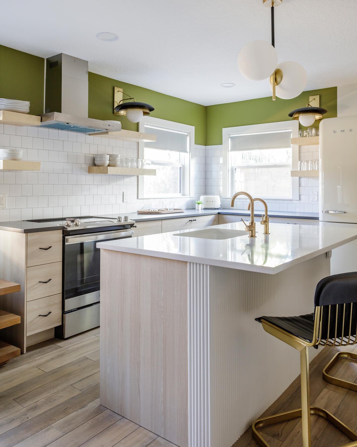 Pop of mid century green completes our retro studio kitchen 😎 

#interiordesign #smallkitchen #designdetails #kitchensofinstagram #design #kitchendesign #retro