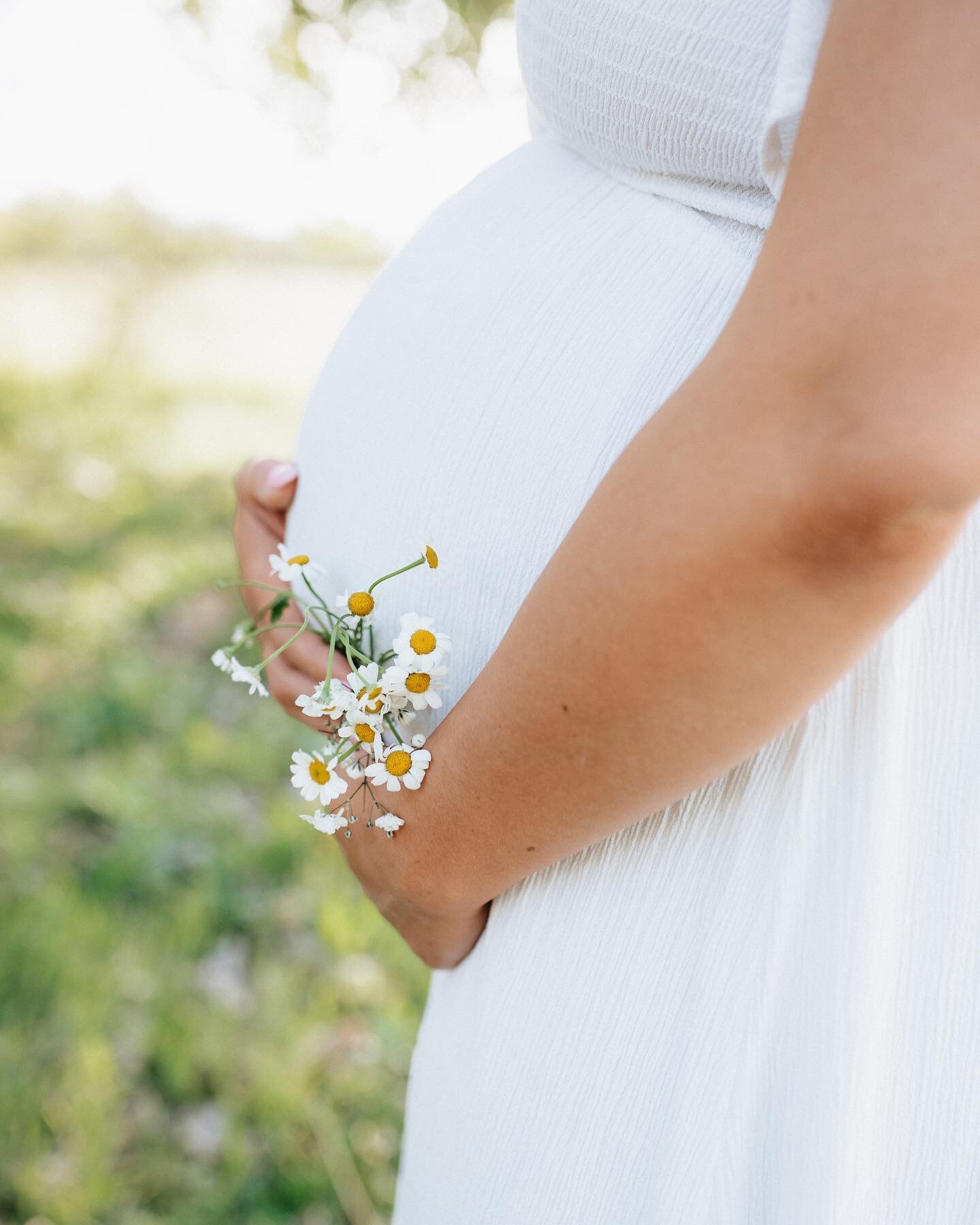 Loving those belly shots!! 
.
When I am pregnant I do not think I look cute but when I take maternity pictures of other people I think they look gorgeous! 
Like it&rsquo;s not far to look that good while being pregnant. 😂