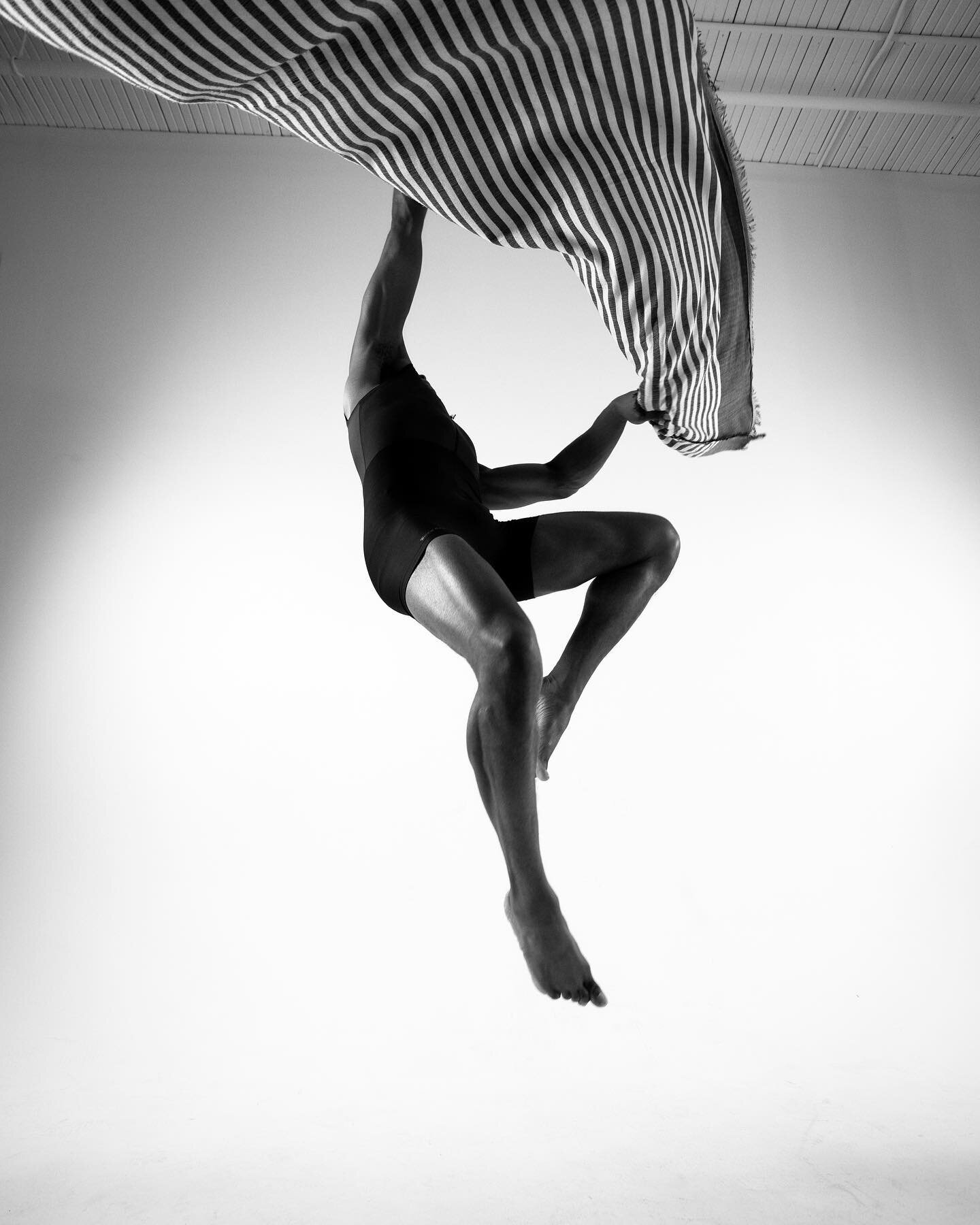 Earth Angel. 🪽
Catching @olajideta in some movement 🙌🏻 
Model: @olajideta 
Studio: @mild.studios 
April 2023