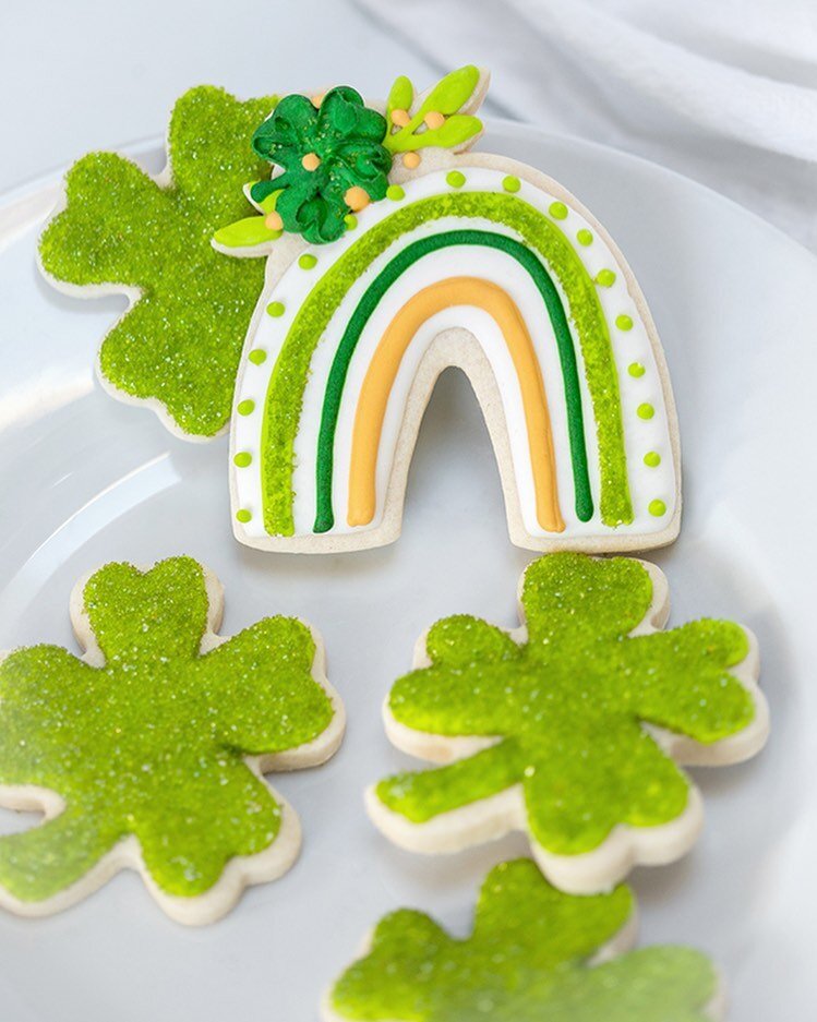 🌈 The cookie shop is now open! Link in bio! St. Patrick&rsquo;s Day gift sets! ☘️ Perfect for teachers, clients,festive treats for the kiddos, or🍺 cookies for the hubby! 4 greetings, 3 cookie options. Pre-order for March 16th &amp; 17th pickup at o