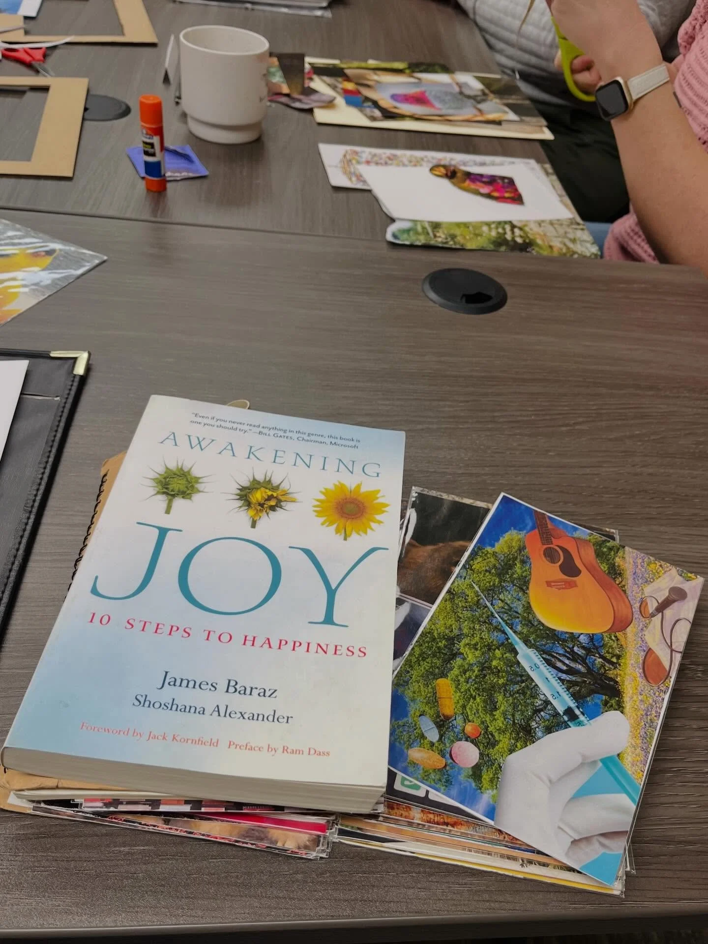 🌈✂️ A peek into today&rsquo;s &ldquo;Joy Within and Around&rdquo; SoulCollage&reg; workshop, facilitated by BE co-founder @katyoberle .

➡️ Katy&rsquo;s next SoulCollage&reg; offering is on 3/9, 6:30-8:30pm: &ldquo;Resourcing for Resilience&rdquo;. 