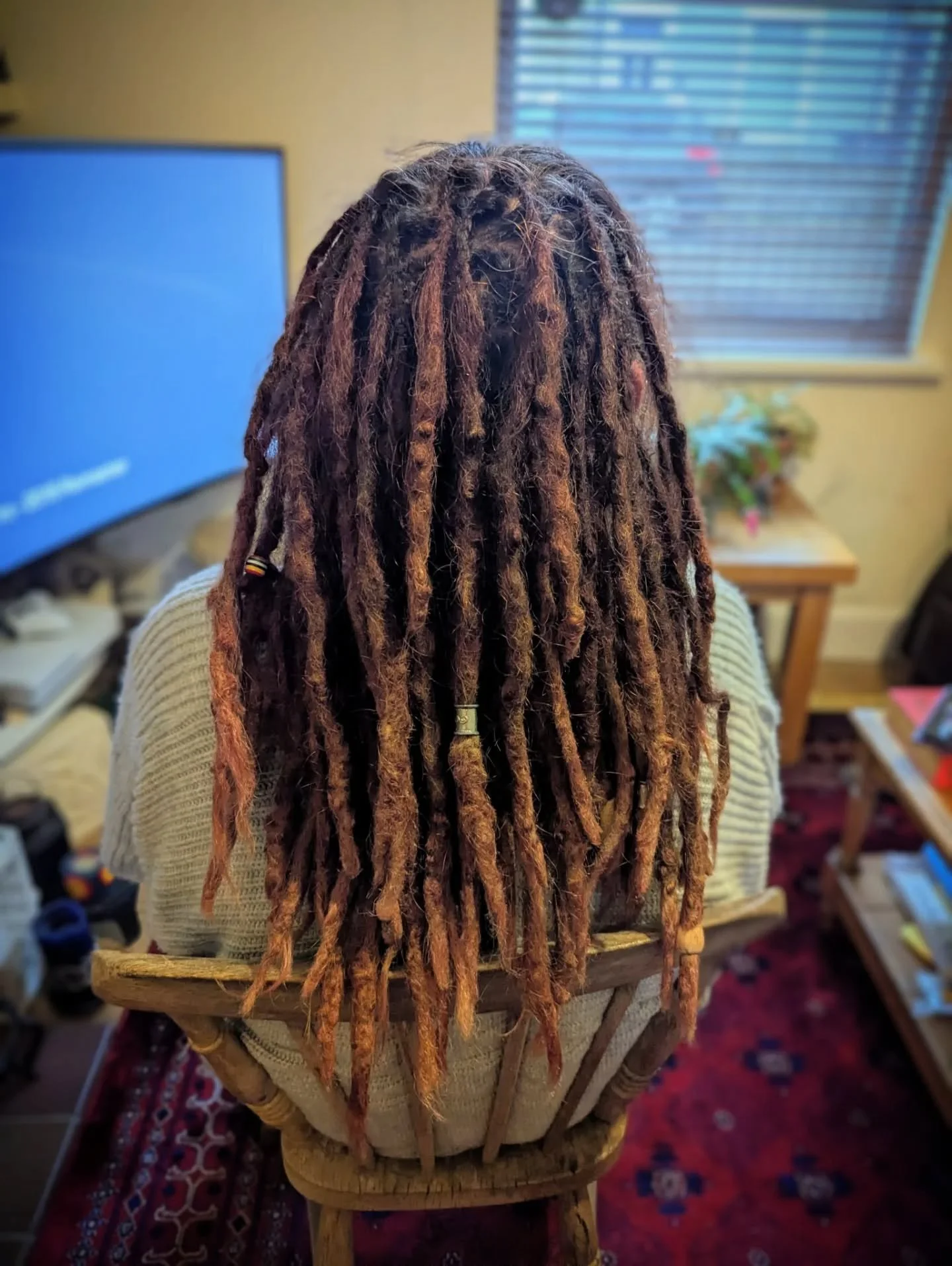 Just before Xmas I travelled to my clients house to tend to their dreads. A quick root tidy for her and a root tidy plus reattaching some dreads for him. 

We all had a lovely time while I worked. Positioned in front of their cozy log burner we chatt