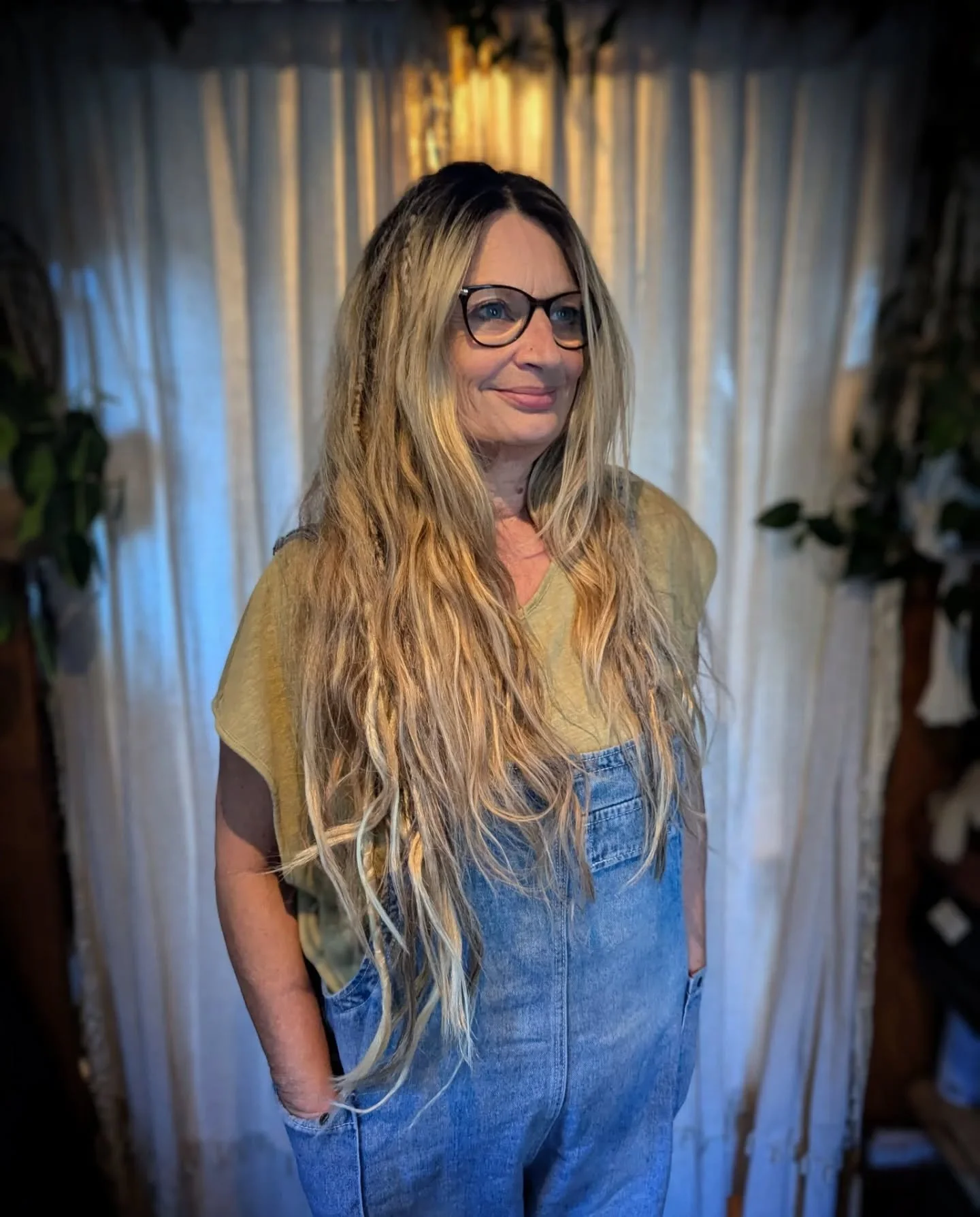 This week Lori made the journey over from Kent during storm Chandra to come and have her first set of synthetic dreads fitted......that's dedication for you! 

Luckily it's warm,dry and cosy on my narrow boat and the weather not so bad here in Wiltsh