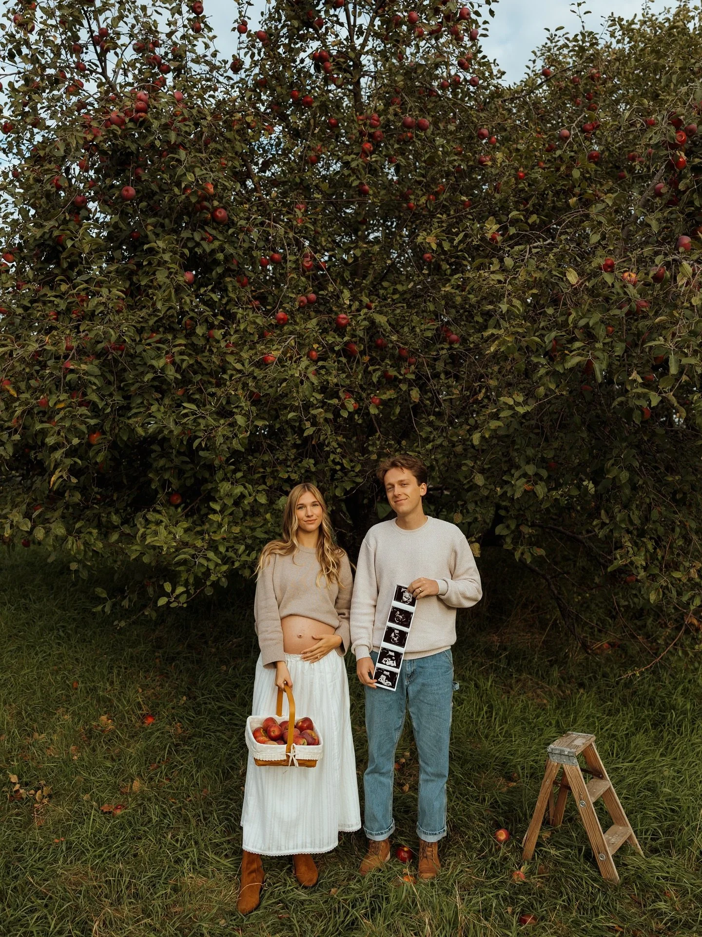 belle &amp; jacob in the orchard🍎
&bull;
&bull;
&bull;
&bull;
#minnesota #minnesotaphotographer #minnesotalife #minnesotaweddingguide #minnesotaexposure #minnesota365 #minnesota_captures #minnesotamade #minnesotalove #minnesotabride #minnesotaweddin
